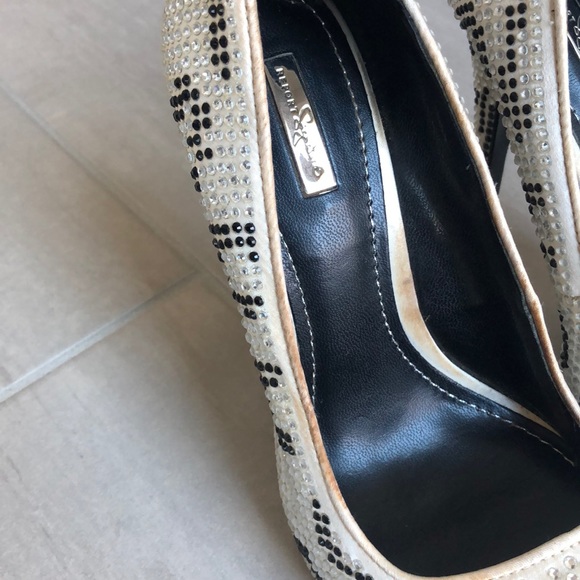 Size 6 report signature crystal pumps - Picture 2 of 4